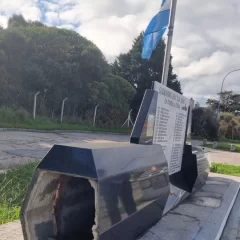 ARA San Juan: vandalizaron un monumento en Mar del Plata en plena reanudación del juicio en Río Gallegos
