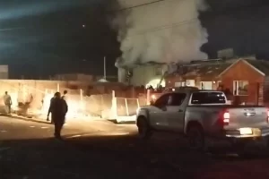 Tragedia: un bebé de dos meses y dos adultos murieron al explotar e incendiarse una casa en Perito Moreno Tragedia: un bebé de dos meses y dos adultos murieron al explotar e incendiarse una casa en Perito Moreno