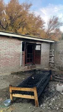 Tragedia en Caleta Olivia: un sahumerio provocó un incendio y murió una mujer de 85 años Tragedia en Caleta Olivia: un sahumerio provocó un incendio y murió una mujer de 85 años