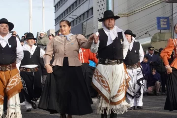 Río Gallegos celebró el 25 de Mayo con acto y desfile cívico militar Río Gallegos celebró el 25 de Mayo con acto y desfile cívico militar