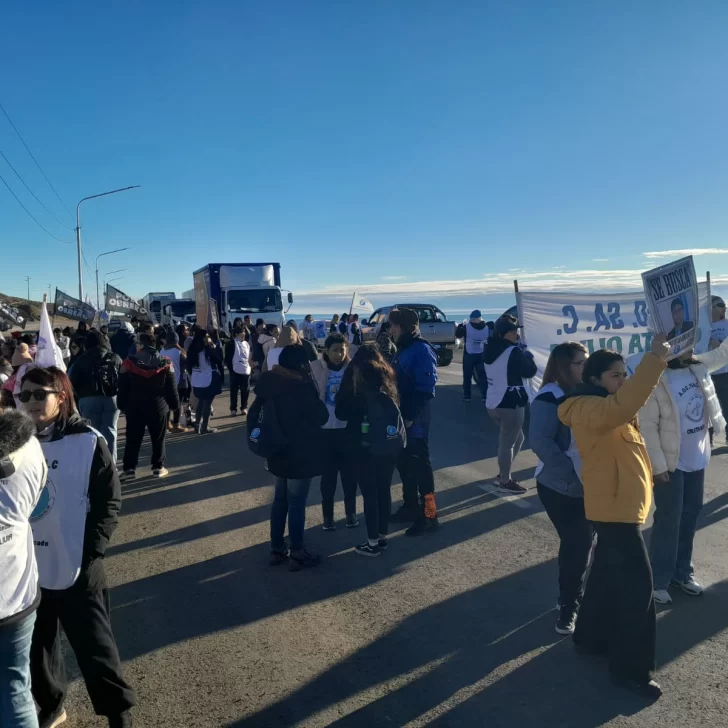 Protestas en Santa Cruz: cortes y reclamos del Frente Sindical en Caleta Olivia y Río Gallegos Protestas en Santa Cruz: cortes y reclamos del Frente Sindical en Caleta Olivia y Río Gallegos
