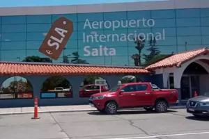 Rescataron a dos menores en un aeropuerto cuando iban a ser trasladadas hacia Santa Cruz Rescataron a dos menores en un aeropuerto cuando iban a ser trasladadas hacia Santa Cruz