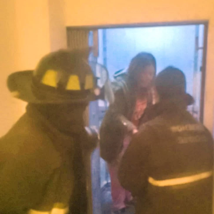 Salvaron a una mujer que permanecía atrapada dentro de un ascensor Salvaron a una mujer que permanecía atrapada dentro de un ascensor