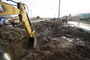 Se rompió un caño de agua en Río Gallegos y piden cuidar el consumo Se rompió un caño de agua en Río Gallegos y piden cuidar el consumo