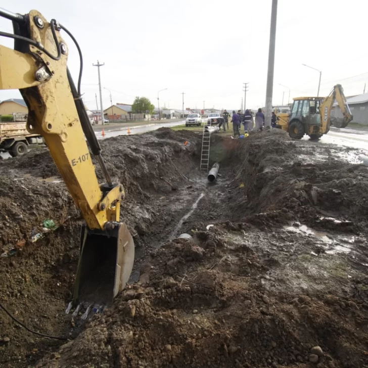 Se rompió un caño de agua en Río Gallegos y piden cuidar el consumo Se rompió un caño de agua en Río Gallegos y piden cuidar el consumo