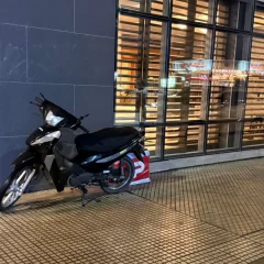 Accidente en avenida San Martín: un motociclista fue trasladado al hospital y el automovilista se presentó en la comisaría