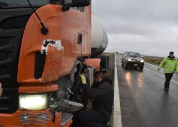 Fuerte choque sobre la Ruta 3: una camioneta impactó contra un camión cementero cerca de Caleta Olivia Fuerte choque sobre la Ruta 3: una camioneta impactó contra un camión cementero cerca de Caleta Olivia