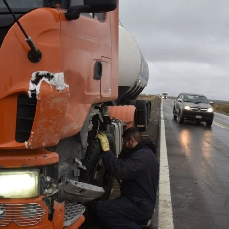 Fuerte choque sobre la Ruta 3: una camioneta impactó contra un camión cementero cerca de Caleta Olivia Fuerte choque sobre la Ruta 3: una camioneta impactó contra un camión cementero cerca de Caleta Olivia