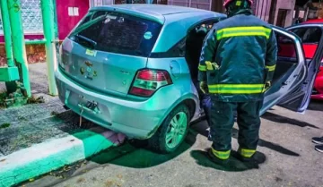 Impactó contra un vehículo estacionado y quedó atrapado dentro del auto en Piedra Buena Impactó contra un vehículo estacionado y quedó atrapado dentro del auto en Piedra Buena