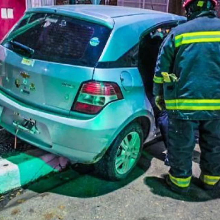 Impactó contra un vehículo estacionado y quedó atrapado dentro del auto en Piedra Buena Impactó contra un vehículo estacionado y quedó atrapado dentro del auto en Piedra Buena
