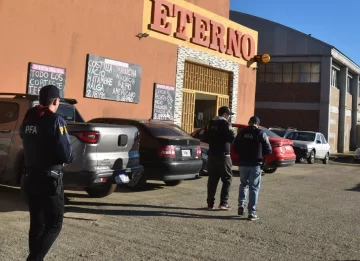 Caleta Olivia: allanan un supermercado chino por presunta mercadería extranjera sin rotulación Caleta Olivia: allanan un supermercado chino por presunta mercadería extranjera sin rotulación