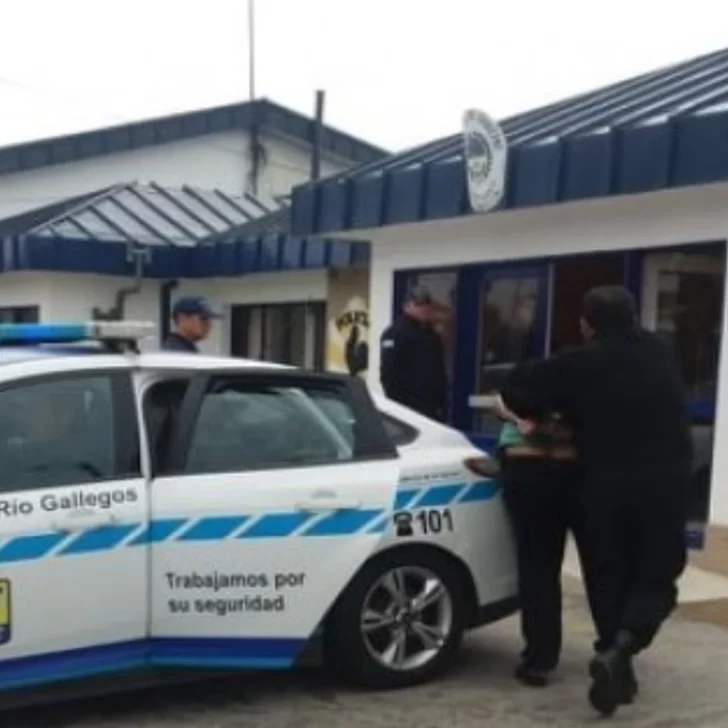 Río Gallegos: un hombre fue interceptado durante un control y admitió llevar marihuana entre sus prendas Río Gallegos: un hombre fue interceptado durante un control y admitió llevar marihuana entre sus prendas