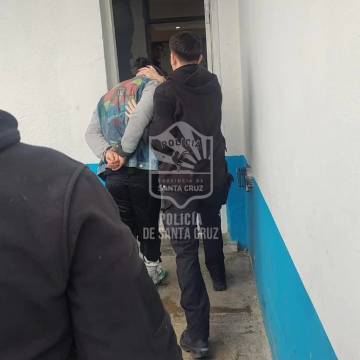 Robó herramientas de una camioneta, quedó registrado por cámaras de seguridad y lo detuvieron Robó herramientas de una camioneta, quedó registrado por cámaras de seguridad y lo detuvieron