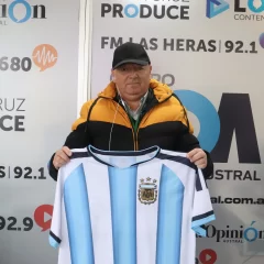 ¡Modo Mundial!: La Opinión Austral comenzó con los sorteos y premios: fiel oyente de LU12 ya tiene su camiseta