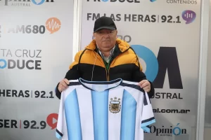 ¡Modo Mundial!: La Opinión Austral comenzó con los sorteos y premios: fiel oyente de LU12 ya tiene su camiseta