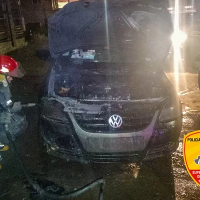 Bomberos controlaron principio de incendio en un vehículo en 28 de Noviembre