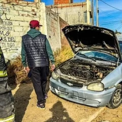 Un auto comenzó a incendiarse en plena calle y bomberos evitaron una situación mayor