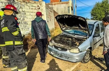 Un auto comenzó a incendiarse en plena calle y bomberos evitaron una situación mayor Un auto comenzó a incendiarse en plena calle y bomberos evitaron una situación mayor