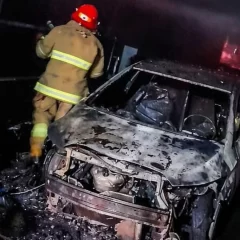 Guardó el auto en el garaje y quedó destruido por un incendio