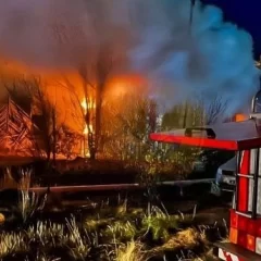 Voraz incendio destruyó una vivienda en Río Gallegos y movilizó a dos cuarteles de bomberos