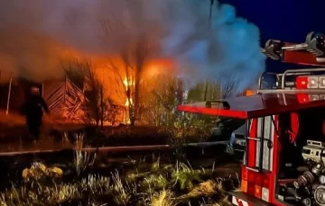Voraz incendio destruyó una vivienda en Río Gallegos y movilizó a dos cuarteles de bomberos Voraz incendio destruyó una vivienda en Río Gallegos y movilizó a dos cuarteles de bomberos