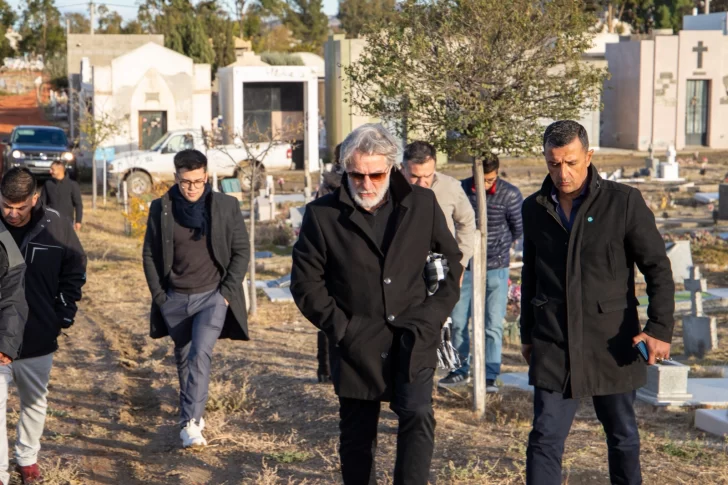  El juez federal Claudio V&aacute;zquez encabez&oacute; la exhumaci&oacute;n en el cementerio de Comodoro Rivadavia.