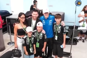 El encuentro de Lionel Messi y Franco Colapinto en el GP de Miami: el detalle de las camisetas de sus hijos y un blooper viral