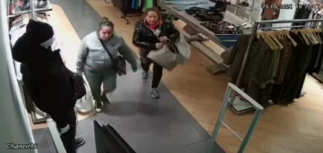 Video. “Mecheras” robaron en un local de ropa en pleno centro y quedaron registradas en las cámaras de seguridad Video. “Mecheras” robaron en un local de ropa en pleno centro y quedaron registradas en las cámaras de seguridad
