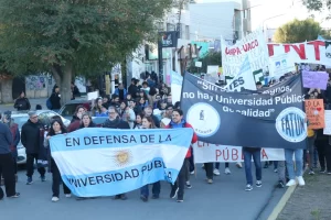 Caleta Olivia se sumó a la marcha federal universitaria con críticas al ajuste nacional