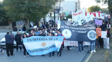 Caleta Olivia se sumó a la marcha federal universitaria con críticas al ajuste nacional Caleta Olivia se sumó a la marcha federal universitaria con críticas al ajuste nacional
