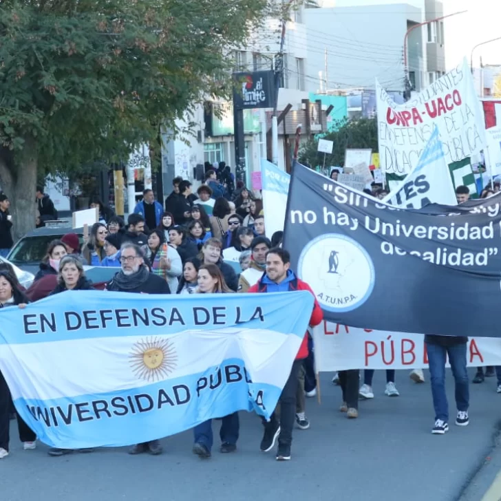 Caleta Olivia se sumó a la marcha federal universitaria con críticas al ajuste nacional Caleta Olivia se sumó a la marcha federal universitaria con críticas al ajuste nacional