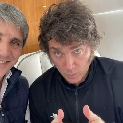 Con el escándalo Adorni en escalada, Javier Milei vuela a EE.UU. y sumó a Luis Caputo a la comitiva