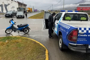 Motociclista resultó herido tras chocar con una camioneta en una transitada esquina de El Calafate Motociclista resultó herido tras chocar con una camioneta en una transitada esquina de El Calafate