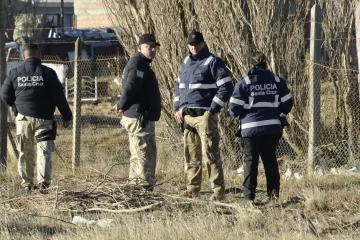 Caso Aníbal Cepeda: la Policía de Santa Cruz realiza más rastrillajes en busca de rastros y pruebas en el barrio Arrabales Caso Aníbal Cepeda: la Policía de Santa Cruz realiza más rastrillajes en busca de rastros y pruebas en el barrio Arrabales