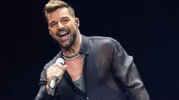 Tiraron gas lacrimógeno al escenario en el que actuaba Ricky Martin durante el inicio de su gira europea Tiraron gas lacrimógeno al escenario en el que actuaba Ricky Martin durante el inicio de su gira europea