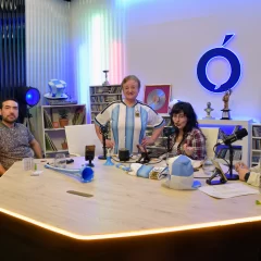 Una jubilada ganó una camiseta de la Selección Argentina y blanqueó al aire que está de novia