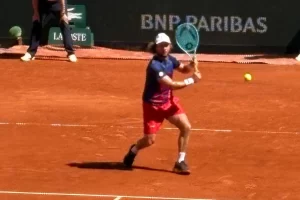 Tirante dio el primer gran golpe del día en Roland Garros y pasó a tercera ronda Tirante dio el primer gran golpe del día en Roland Garros y pasó a tercera ronda