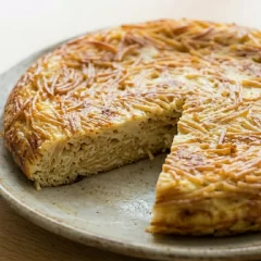 Receta original para fin de mes: tortilla de fideos con cebolla