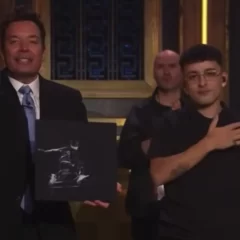 Trueno llevó el hit de Los Wachiturros al show de Jimmy Fallon y lanzó una chicana contra la industria musical
