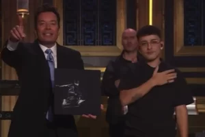 Trueno llevó el hit de Los Wachiturros al show de Jimmy Fallon y lanzó una chicana contra la industria musical