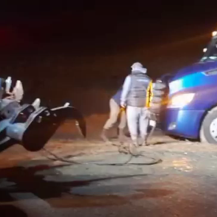 Trabajadores viales asistieron a un camionero que había quedado varado en el barro cerca de Bajo Caracoles Trabajadores viales asistieron a un camionero que había quedado varado en el barro cerca de Bajo Caracoles