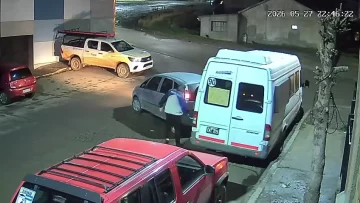Impactó una trafic estacionada, revisó los daños y escapó: indignación en Río Turbio Impactó una trafic estacionada, revisó los daños y escapó: indignación en Río Turbio