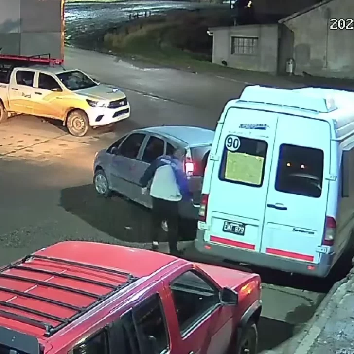 Impactó una trafic estacionada, revisó los daños y escapó: indignación en Río Turbio Impactó una trafic estacionada, revisó los daños y escapó: indignación en Río Turbio
