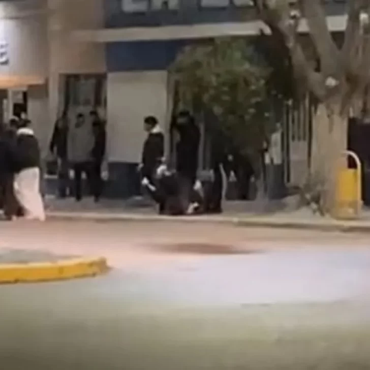 Brutal pelea en Caleta Olivia: un joven sufrió doble fractura de maxilar y debió ser hospitalizado Brutal pelea en Caleta Olivia: un joven sufrió doble fractura de maxilar y debió ser hospitalizado