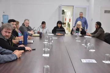 Los gremios rechazaron la primera oferta de aumento del año del Gobierno de Santa Cruz y vuelven a reunirse el viernes Los gremios rechazaron la primera oferta de aumento del año del Gobierno de Santa Cruz y vuelven a reunirse el viernes