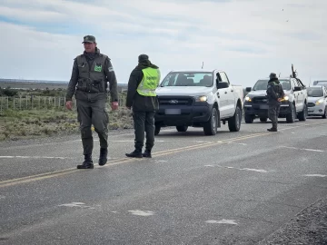 Andaba en una camioneta con papeles “truchos” cerca de Pico Truncado y deberá pagar una multa para no ir a juicio Andaba en una camioneta con papeles “truchos” cerca de Pico Truncado y deberá pagar una multa para no ir a juicio