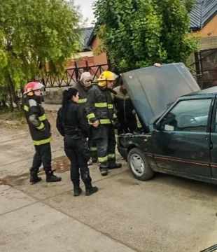 Una avería en el sistema de refrigeración de un auto motivó la intervención de Bomberos Una avería en el sistema de refrigeración de un auto motivó la intervención de Bomberos