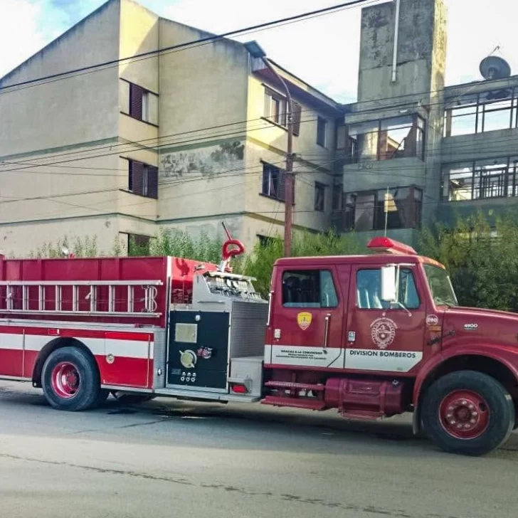 Importante pérdida de agua movilizó a Bomberos en el barrio 400 Departamentos de Río Gallegos Importante pérdida de agua movilizó a Bomberos en el barrio 400 Departamentos de Río Gallegos