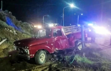 Una camioneta chocó contra una columna de alumbrado en el acceso sur de Caleta Olivia y sus ocupantes fueron hospitalizados Una camioneta chocó contra una columna de alumbrado en el acceso sur de Caleta Olivia y sus ocupantes fueron hospitalizados