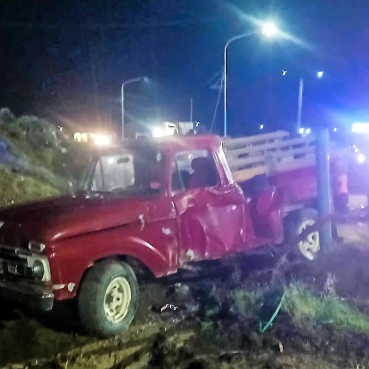 Una camioneta chocó contra una columna de alumbrado en el acceso sur de Caleta Olivia y sus ocupantes fueron hospitalizados Una camioneta chocó contra una columna de alumbrado en el acceso sur de Caleta Olivia y sus ocupantes fueron hospitalizados
